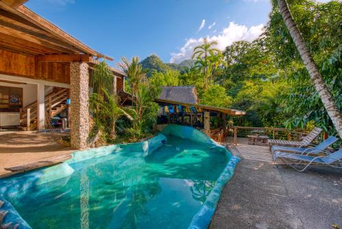 สระว่ายน้ำที่อยู่ใกล้ ๆ หรือใน Omega Tours Eco-Jungle Lodge