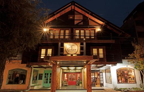 un edificio con un cartello davanti di Newen B&B a Pucón