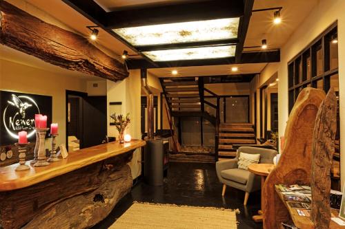 un soggiorno con un bancone in legno e una scala di Newen B&B a Pucón