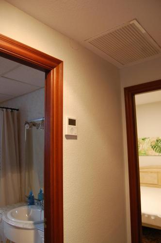 a bathroom with a sink and a shower and a mirror at Casa de David in Córdoba