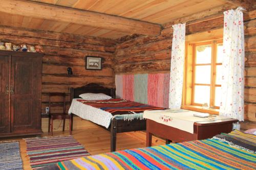 1 dormitorio con 2 camas en una cabaña de madera en Männi Summerhouse, en Kassari