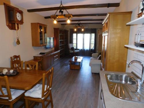 a kitchen and living room with a table and a dining room at El pequeño capricho in Arenas de San Pedro