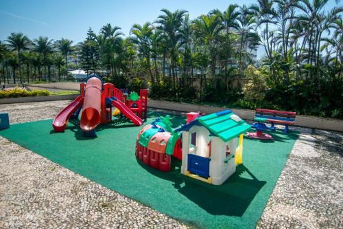 plac zabaw z kilkoma różnymi rodzajami sprzętu do zabawy w obiekcie Best Barra Beach Apartment w mieście Rio de Janeiro