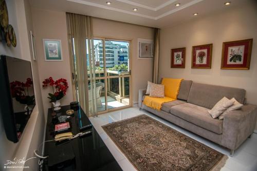 A seating area at Best Barra Beach Apartment