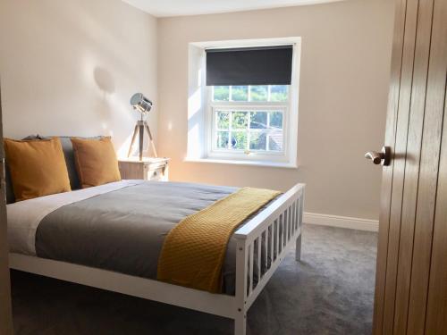 a bedroom with a bed and a window at Country Retreat in Highpeak Junction