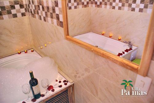 Ett badrum på Hotel Villa Palmas
