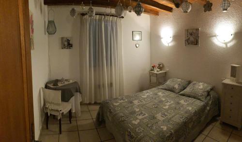 Una cama o camas en una habitación de Gites le Pimayon