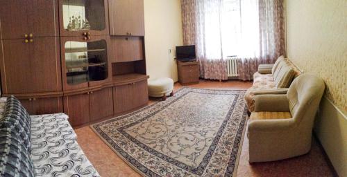 uma sala de estar com um sofá e um tapete em Апартаменты на улице Розыбакиева, 275-2 em Almaty