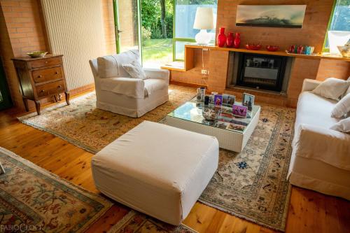 sala de estar con sofá y mesa de centro en Villa delle Ortensie en Tavagnacco