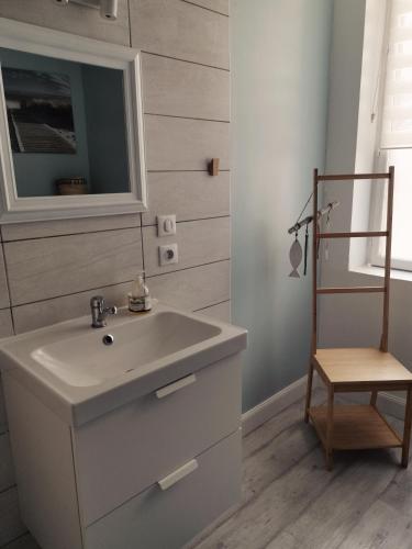 une salle de bain avec un lavabo, un miroir et une chaise dans l'établissement À tire-larigot, à Cousances-aux-Forges