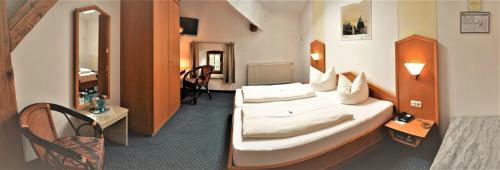 Ένα ή περισσότερα κρεβάτια σε δωμάτιο στο Hotel zum Bräu