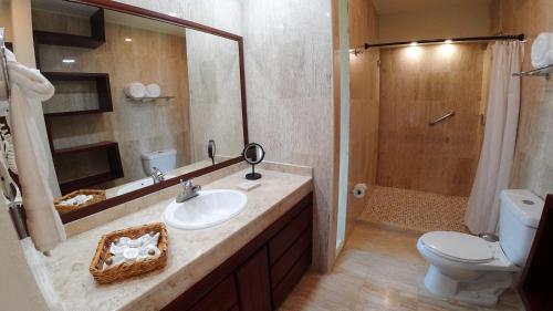 y baño con lavabo, aseo y ducha. en Pacific King Hotel en Cuatunalco