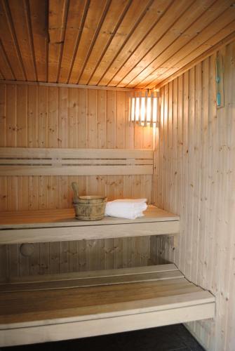 un sauna avec un mur en bois et une étagère dans l'établissement Résidence Néméa Le Hameau de Balestas, à Germ