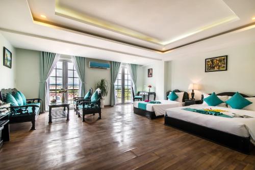 Postel nebo postele na pokoji v ubytování The Sunriver Boutique Hotel Hue