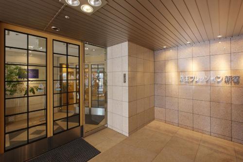 vestíbulo de un edificio con puertas de cristal en Keio Presso Inn Shinjuku, en Tokio