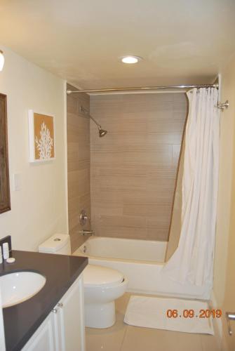 uma casa de banho com um WC branco e um lavatório. em Ocean Reserve Piso 7 STR-310 em Miami Beach
