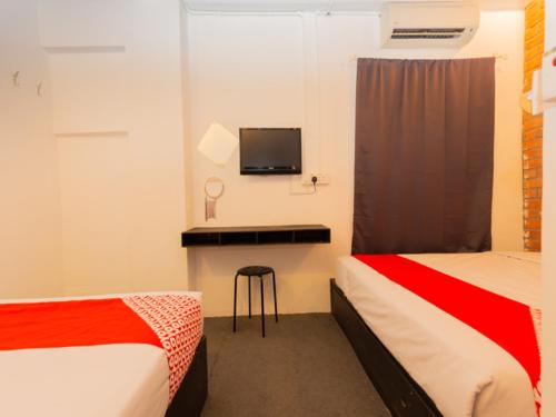 מיטה או מיטות בחדר ב-Super OYO 44032 Zzz Hotel