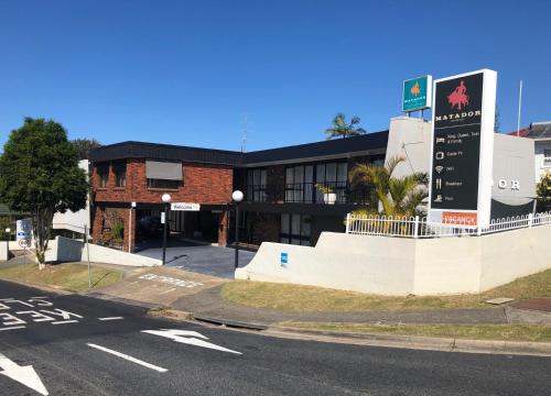 an empty street in front of a building at Matador Motor Inn in Coffs Harbour