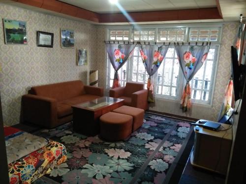 Posezení v ubytování Homestay HUMAIRA DIENG villa full house 3 kamar,6 bed,dapur,ruang tamu,balkon,parkir,wifi
