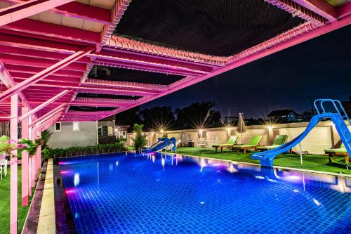 Piscine de l'établissement Gold Airport Suites ou située à proximité