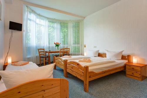 Llit o llits en una habitació de Hotel Atlantic