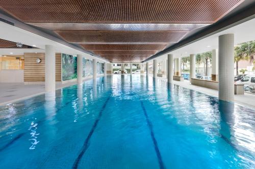 a swimming pool in a hotel room at Meriton Suites Waterloo in Sydney