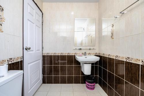 Salle de bains dans l'établissement Gold Airport Suites