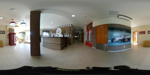 eine Lobby eines Einkaufszentrums mit einer Bar darin in der Unterkunft Hotel Ville House Premium in Canoas