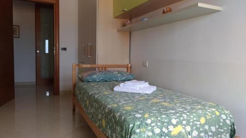 ein Schlafzimmer mit einem Bett mit Handtüchern darauf in der Unterkunft Casa Cristina in Chioggia