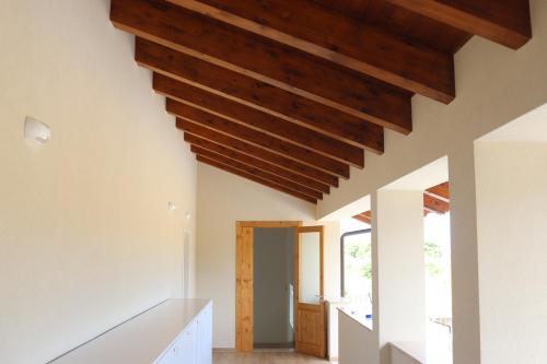 a room with white walls and a wooden ceiling at LE TORRI DEL CILENTO in Santa Maria di Castellabate