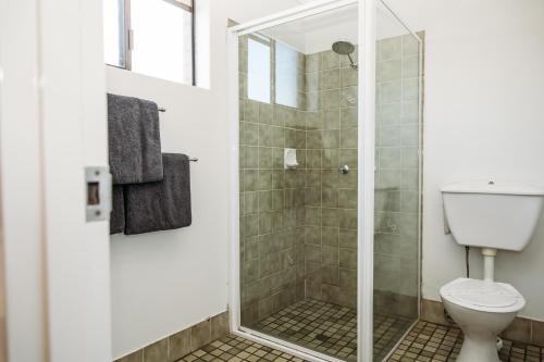 a bathroom with a shower and a toilet at Country Pathfinder Motor Inn in Dalby