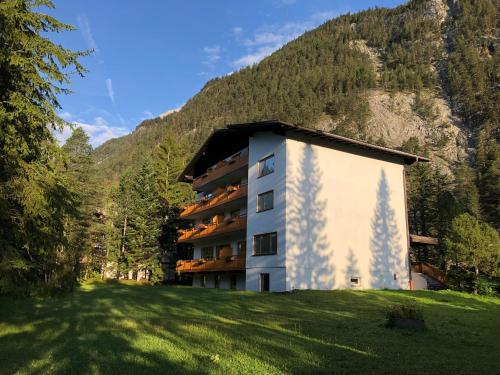 ein Gebäude mit einem Berg im Hintergrund in der Unterkunft Karwendel-Lodge in Scharnitz