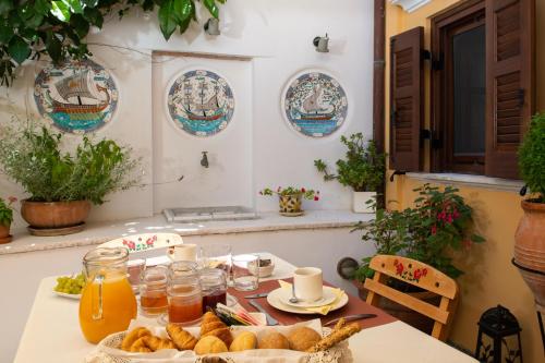 ロードス・タウンにあるRodos Niohori Elite Suites Boutique Hotelの食器(パン、ドリンク、お皿)