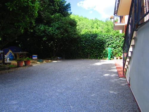 a driveway of a house with a hedge at Appartamento Panoramico in Montepulciano