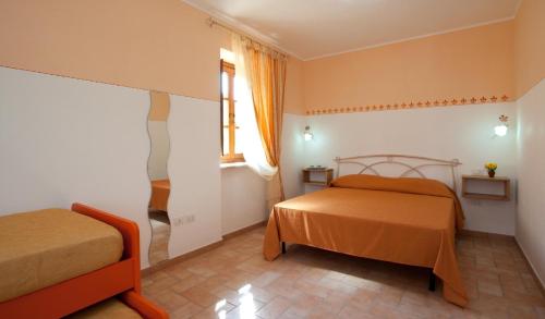 1 dormitorio con 2 camas y ventana en B&B Monticelli, en Gubbio