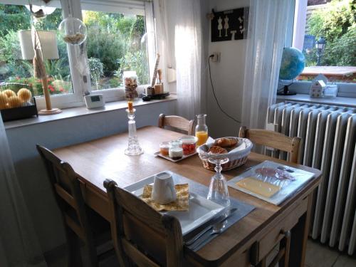 una mesa de comedor con un plato de comida. en B&B Le Petit Atelier Du 44b, en Namur