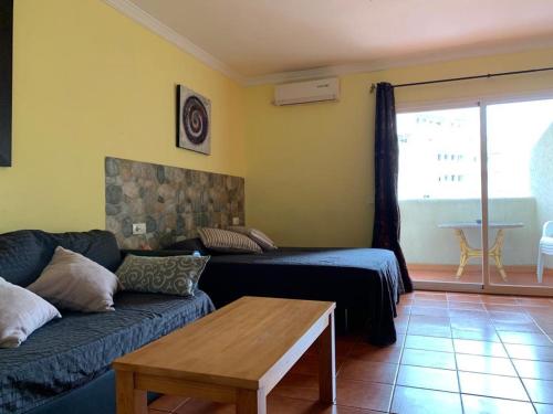 ein Wohnzimmer mit einem Sofa und einem Tisch in der Unterkunft benalbeach, 315 in Benalmádena