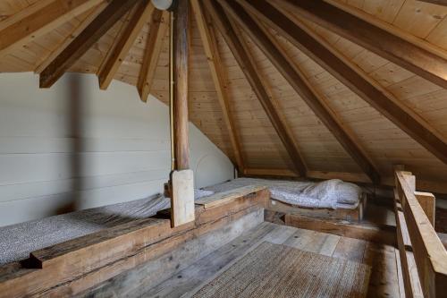 a room with two beds in a roof at Het Torentje van Trips in Tripscompagnie