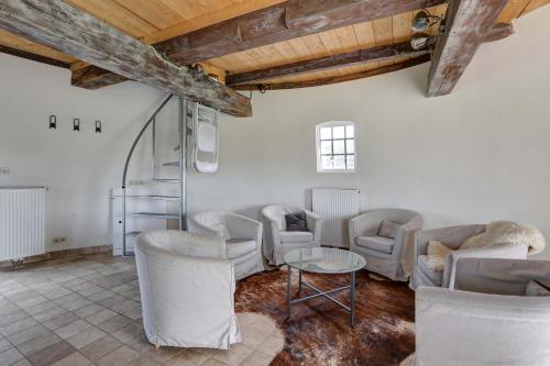 a living room with chairs and a table at Het Torentje van Trips in Tripscompagnie