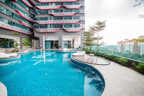 une piscine en face d'un bâtiment dans l'établissement Arte Plus by Cobnb KLCC, à Kuala Lumpur