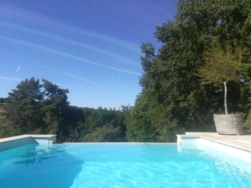 Bazén v ubytování Gîte Les Combes Montignac Lascaux nebo v jeho okolí