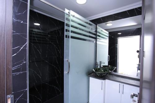 Ένα μπάνιο στο Overlooking Registan Square Luxury 2 Bedrooms Apartment