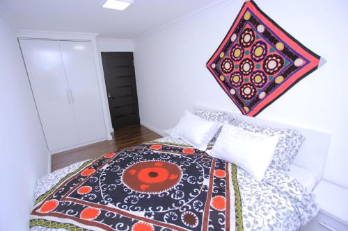 Ένα ή περισσότερα κρεβάτια σε δωμάτιο στο Overlooking Registan Square Luxury 2 Bedrooms Apartment