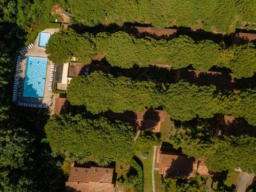an overhead view of a yard with a swimming pool at Residence Ristorante Il Paradiso in Guardistallo