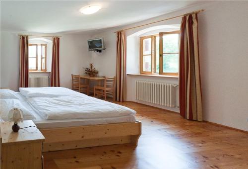 Tempat tidur dalam kamar di Hotel Zur Kirche
