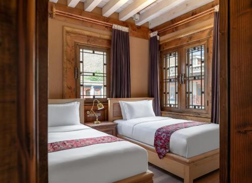 Een bed of bedden in een kamer bij Songtsam Linka Lhasa