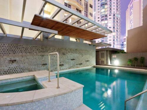 una piscina al lado de un edificio en Amazing River View - 3 Bedroom Apartment - Brisbane CBD - Netflix - Fast Wifi - Carpark, en Brisbane