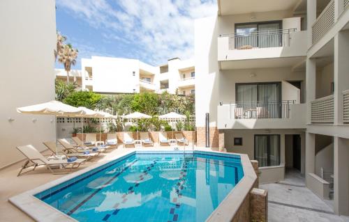 Bazén v ubytování Anita Beach Hotel- Adults Only nebo v jeho okolí