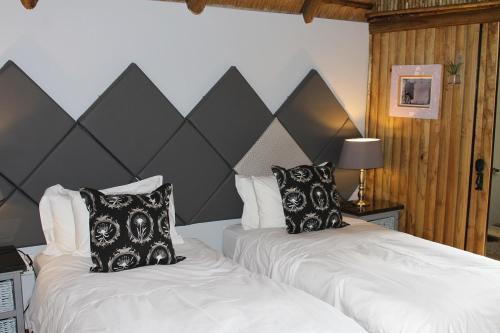 Postel nebo postele na pokoji v ubytování Tidimalo Lodge