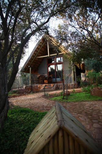 Ein Garten an der Unterkunft Tidimalo Lodge